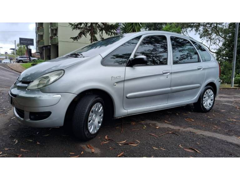 CITROËN - XSARA PICASSO - 2010/2011 - Prata - R$ 25.900,00