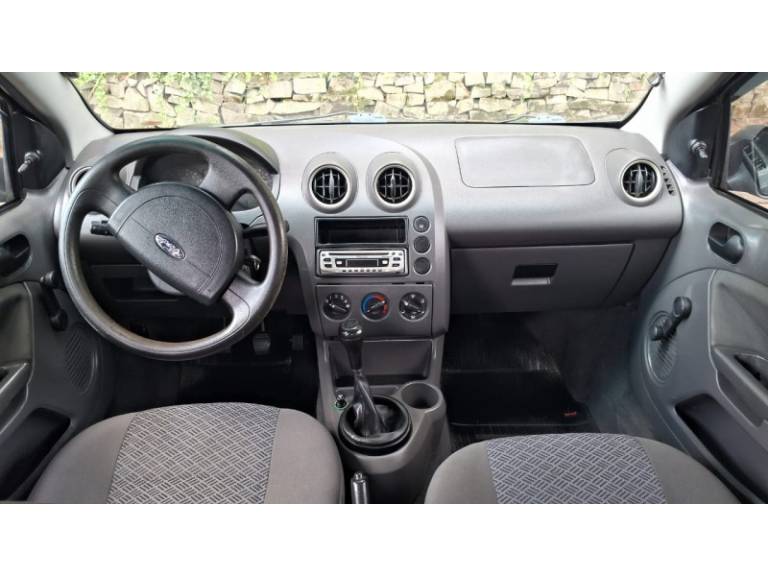 FORD - FIESTA - 2005/2005 - Cinza - R$ 24.900,00