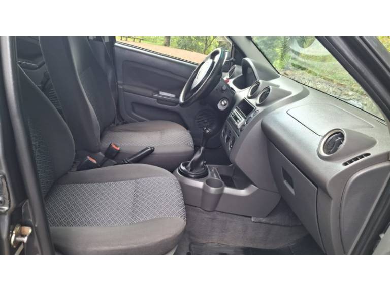 FORD - FIESTA - 2005/2005 - Cinza - R$ 24.900,00